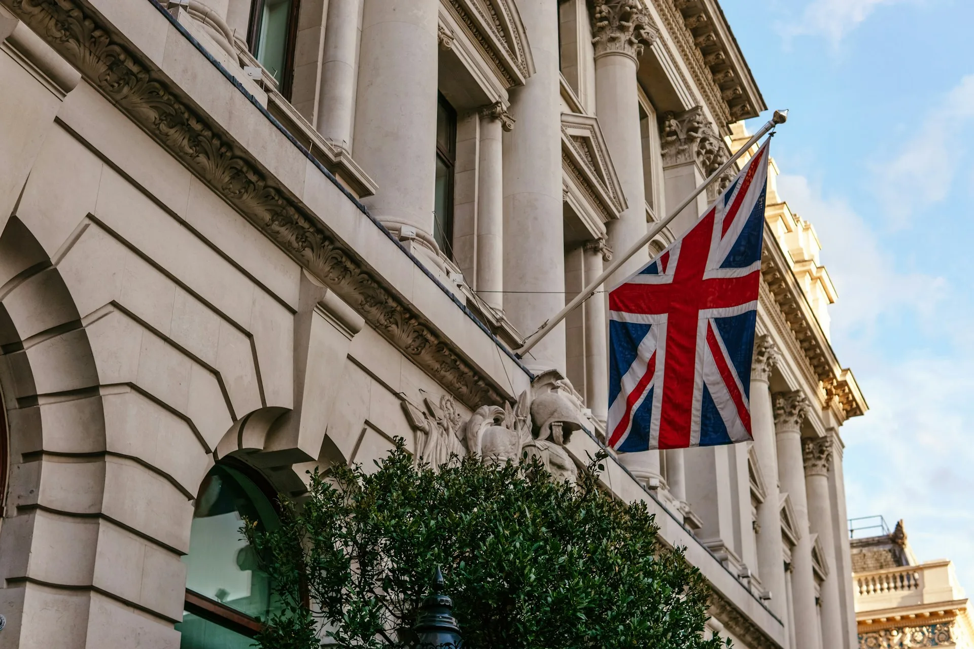 270 William Hill Shops Begin Closing May 24 as UK High-Street Betting Contracts Under 40% Tax